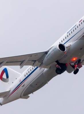 Авиакомпания "Северсталь" начала перевозить пассажиров на самолете Superjet 100 с горизонтальными законцовками