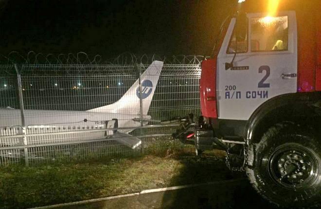 Самолет авиакомпании «ЮТэйр» выкатился за пределы ВПП в аэропорту Сочи