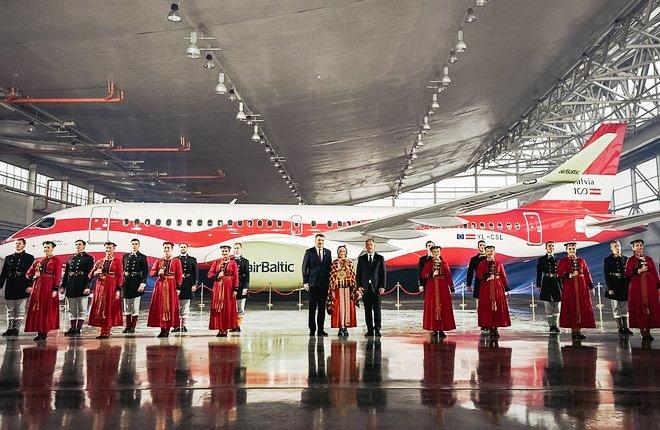 airBaltic презентовала самолет в специальной ливрее к 100-летию Латвии