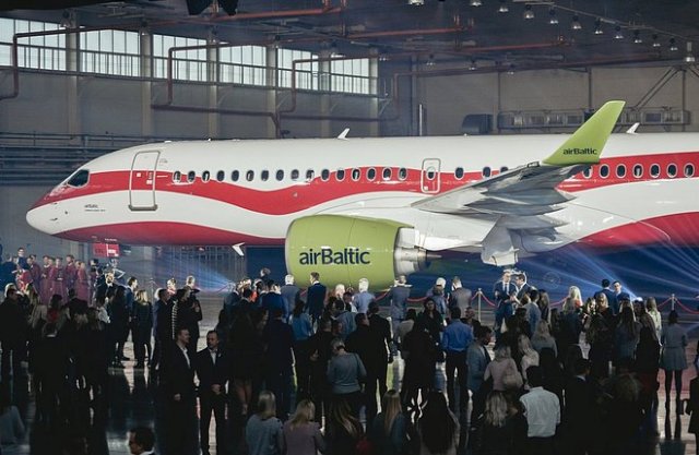 airBaltic презентовала самолет в специальной ливрее к 100-летию Латвии