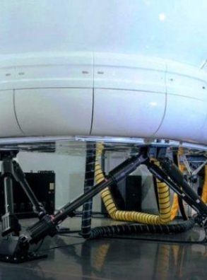 В S7 Training установили полнопилотажный тренажер для E170