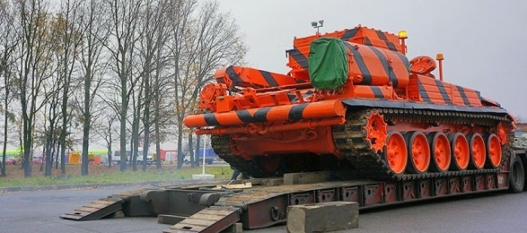 Аэропорт Домодедово приобрёл тягач на базе танка Т-72