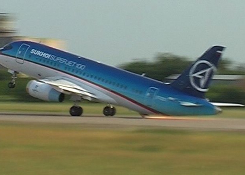 Самолёт Боинг 737 АК «Якутия» задел при взлёте ВПП