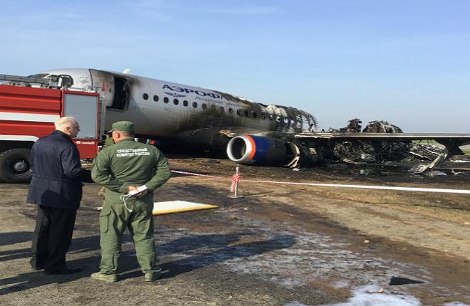 СК изъял черные ящики сгоревшего в Шереметьево самолета SSJ100