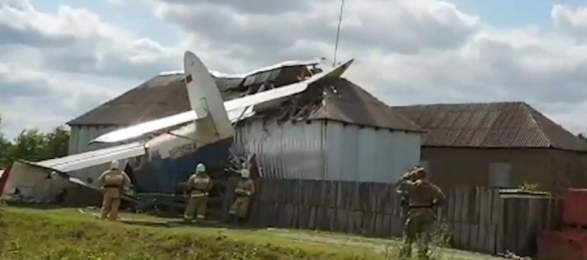 В Чечне самолёт Ан-2 упал на дом, пилот жив, у жильцов – шок