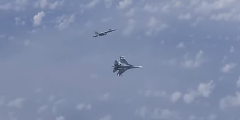 Су-27 отогнал истребитель НАТО от самолёта Шойгу над Балтикой
