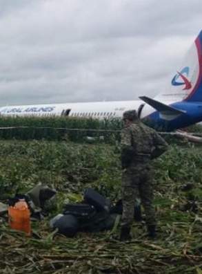 «Уральские авиалинии» разбирают севший в поле самолет A321