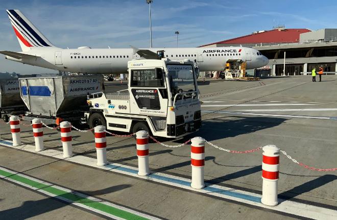 Air France начала тестировать беспилотный багажный трактор