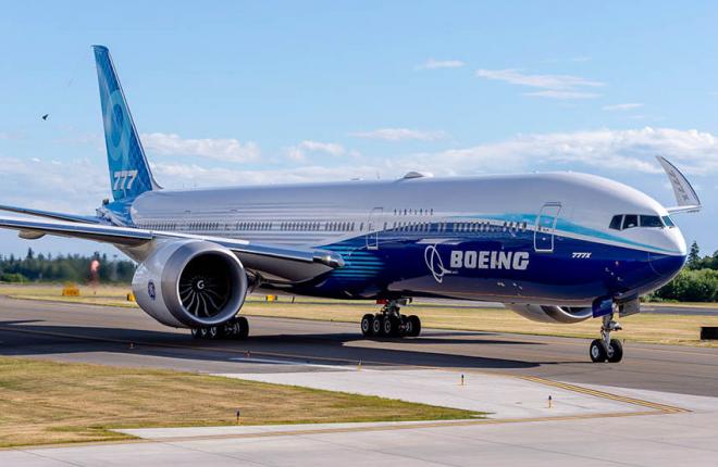 Широкофюзеляжный самолет Boeing 777Х впервые встал на крыло