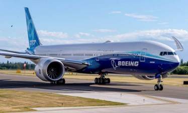 Широкофюзеляжный самолет Boeing 777Х впервые встал на крыло