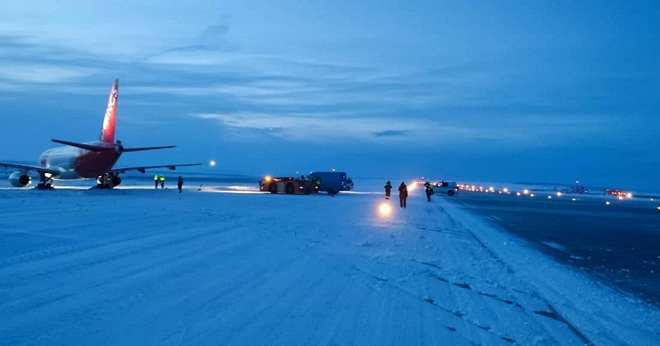 Самолет Superjet 100 авиакомпании Red Wings выкатился за пределы ВПП