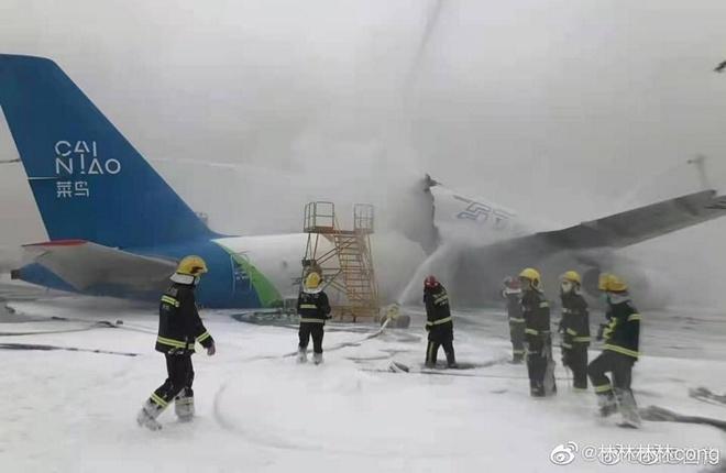 Российский грузовой самолет Ту-204 сгорел в китайском аэропорту