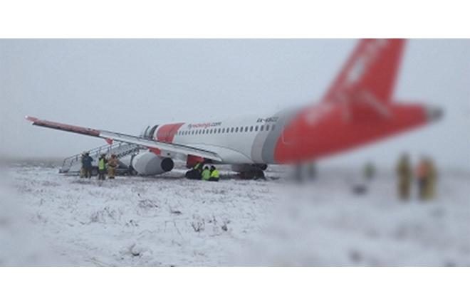 Самолет Superjet 100 авиакомпании Red Wings выкатился за пределы ВПП в аэропорту Белгорода