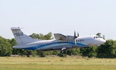 Совершил первый полет региональный самолет укороченного взлета и посадки ATR 42-600S