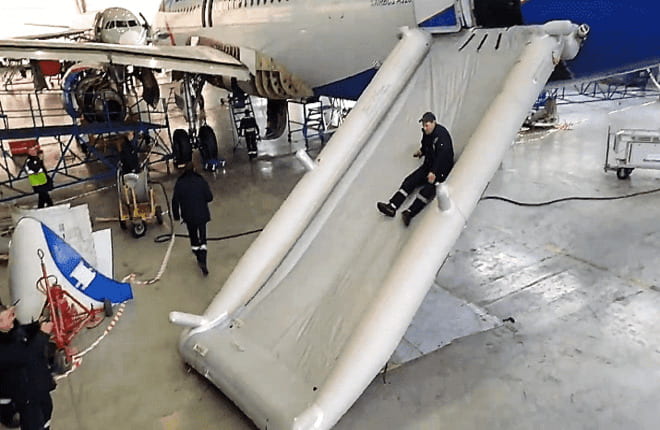 Airbus A320 аварийный самолетный трап