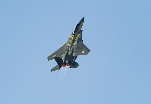 фото истребитель F-15EX демонстрирует вертикальный вылет Викинга