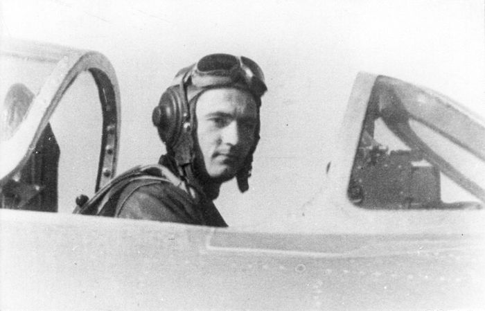 Капитан С.М. Крамаренко кабине своего МиГ-15. Аэродром Аньдун, 1951 г.