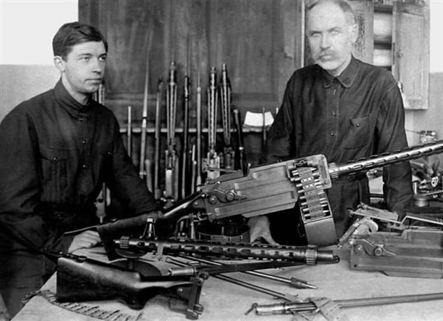 Ф. В. Токарев с сыном Николаем у ручного пулемёта системы Максима-Токарева образца 1925 года