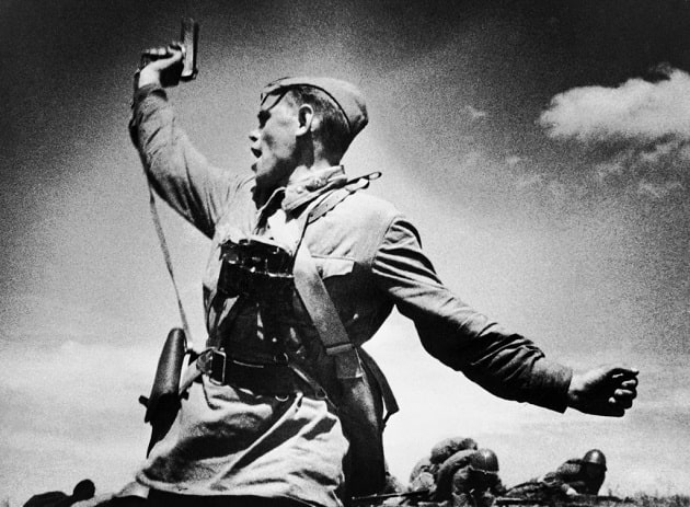 «Комбат» – известная фотография времен Великой Отечественной войны, сделанная советским фотографом Максом Альпертом