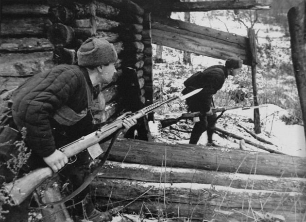 Бойцы вооружены самозарядными винтовками Токарева образца 1940 года (СВТ-40)