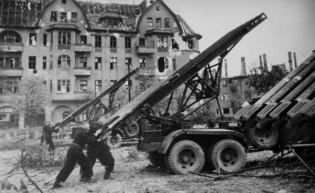 Советские артиллеристы готовят к залпу реактивный миномет БМ-13 «Катюша» во время боев в Берлине.