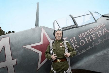 Номер один, среди летчиков-истребителей Великой Отечественной войны. Летчик-ас И.Н. Кожедуб - трижды Герой Советского Союза