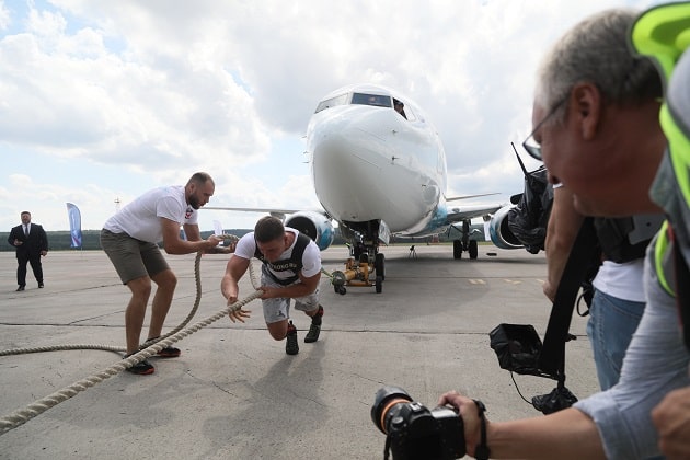 В аэропорту Красноярск силач вручную отбуксировал самолет Boeing 737-800 авиакомпании NordStar