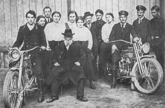 H.E. Жуковский со своими учениками и сотрудниками. Пятый справа − Б. Стечкин