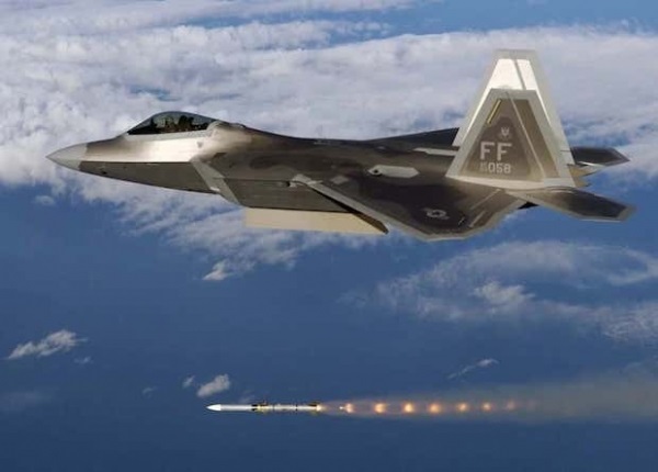 F-22 запускает ракету AIM-120 фото ВВС США