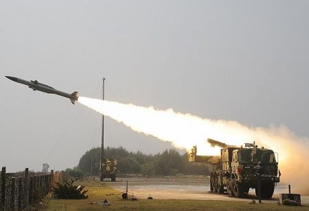 Индия провела успешные испытания новой версии зенитной ракеты "Акаш"