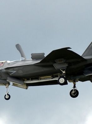 Канада выберет новый основной истребитель для своих ВВС между F-35 и Gripen