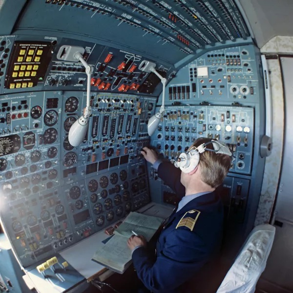 В кабине четырехмоторного широкофюзеляжного пассажирского самолета Ил-86