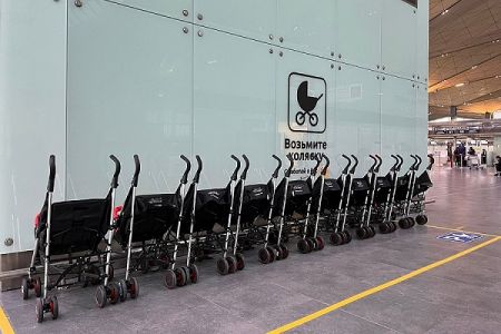 Аэропорт Пулково начал предоставлять детские коляски вылетающим пассажирам